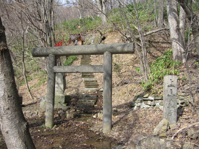 住民に　守られて来て　古（ふる）社A.jpg